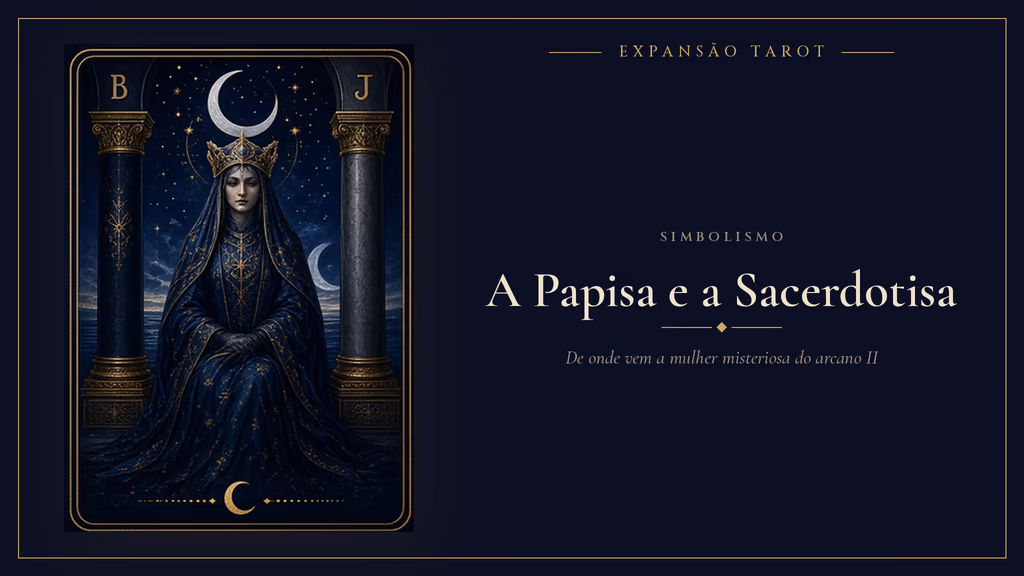 Ilustração da carta A Sacerdotisa, sentada entre as colunas B e J, com uma lua crescente sobre a coroa