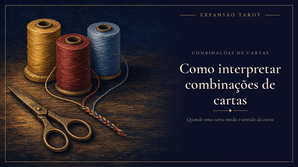 Três carretéis de linha dourada, vermelha e azul cujos fios se trançam num único cordão, ao lado de uma tesoura