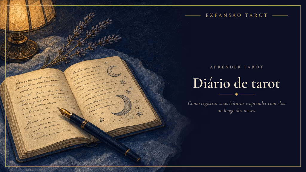 Caderno aberto com anotações à mão e desenhos de lua e estrelas, ao lado de uma caneta-tinteiro e um ramo de lavanda