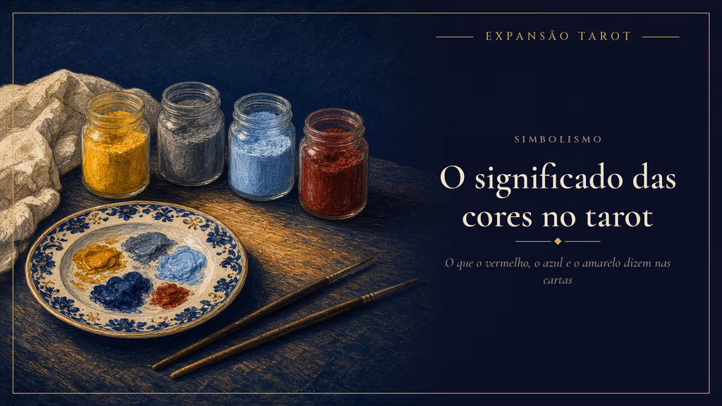 Potes de pigmento amarelo, branco, azul e vermelho ao lado de uma paleta de porcelana e pincéis sobre uma mesa de madeira